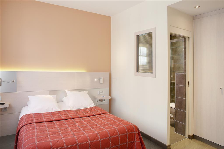 Bedroom 4, Hotel Le Dauphin, Calvados