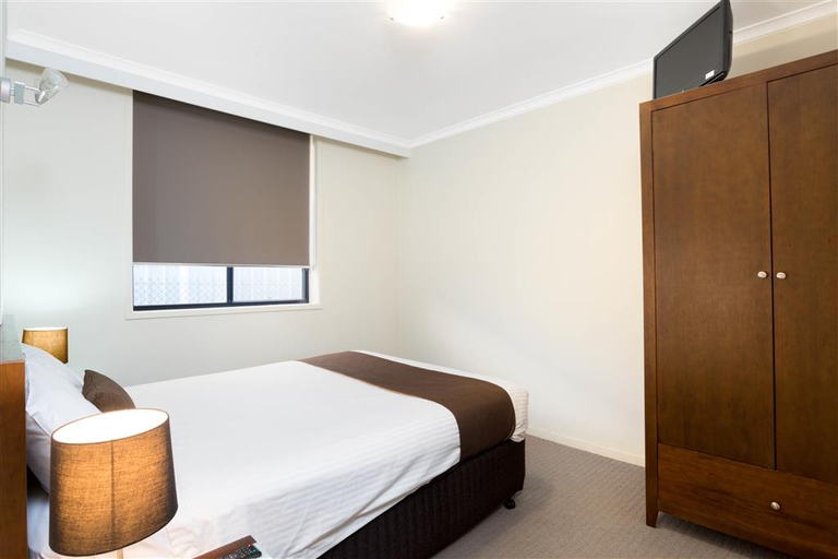 Bedroom 4, New Crossing Place Motel, Mitchell - North