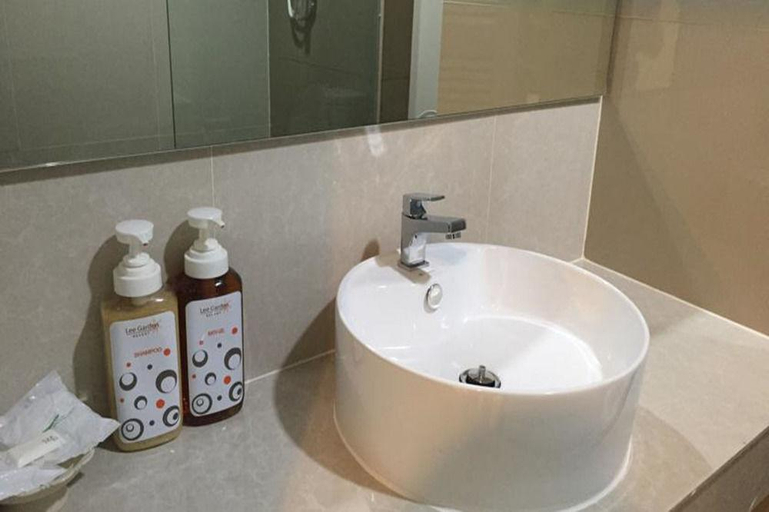 Bathroom 4, Lee Garden Resort, Pattaya