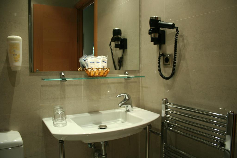 Bathroom, 4C Puerta Europa, Madrid