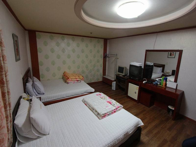 Bedroom 2, Business Hotel Busan Station, Dong