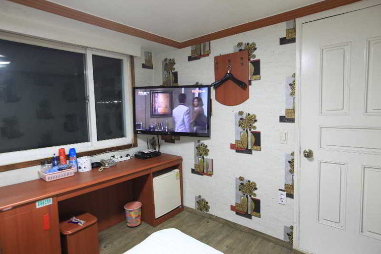 Bedroom 2, Busan Inn Motel, Dong
