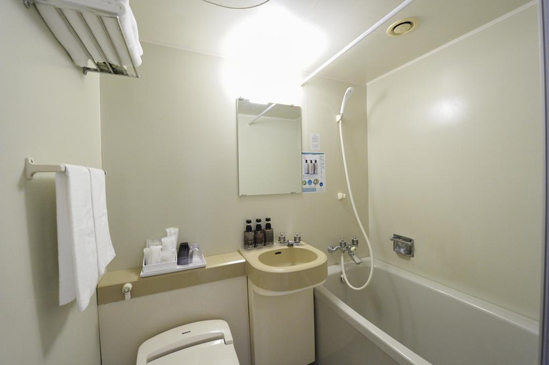 Bathroom 5, Court Hotel Shinyokohama, Yokohama