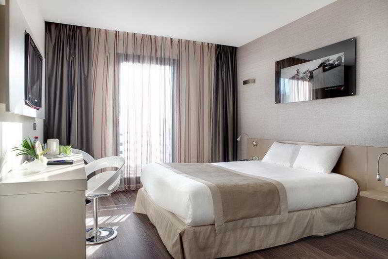 Bedroom 5, Grand Prix Hôtel & Restaurant, Var