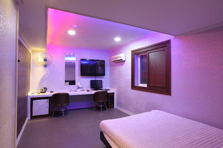 Others 5, Top Motel, Dong