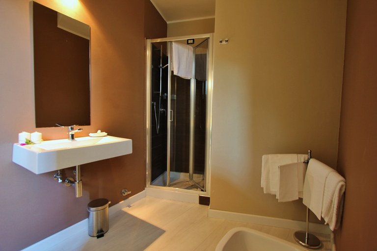 Bathroom 5, Baia Azzurra, Messina
