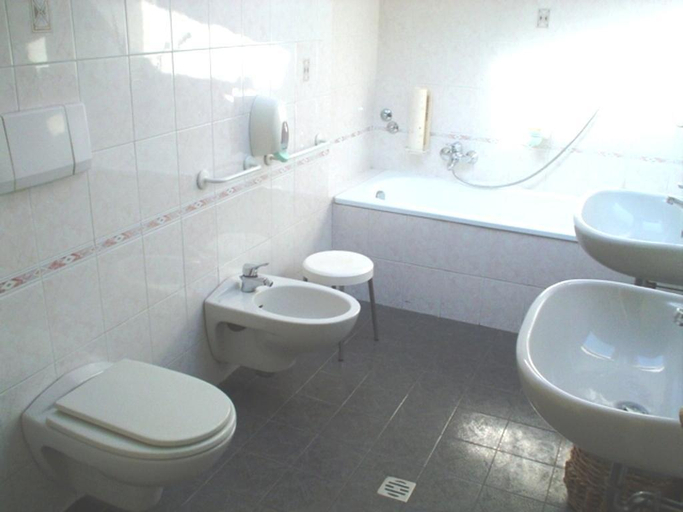 Bathroom, Hotel Touring Internazionale Pistoia, Pistoia