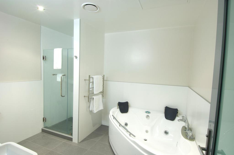 Bathroom 3, Wai Ora Lakeside Spa Resort, Rotorua
