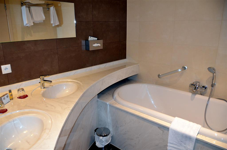 Bathroom 4, Hotel Melba, Luxembourg