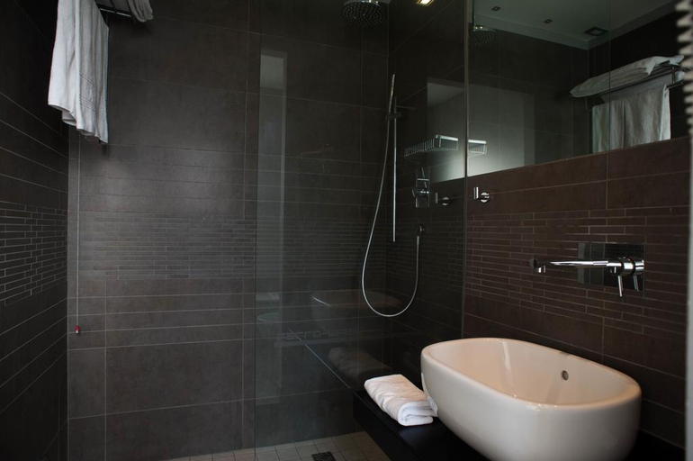Bathroom 4, Ferro Hotel, Ragusa