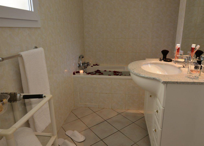 Bathroom, A Trama, Corse-du-Sud