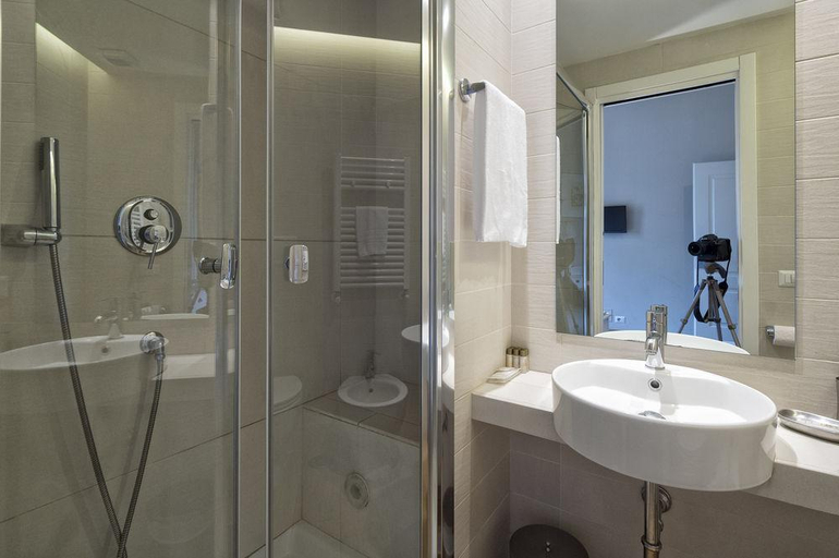 Bathroom 5, Little Queen Suite, Rome