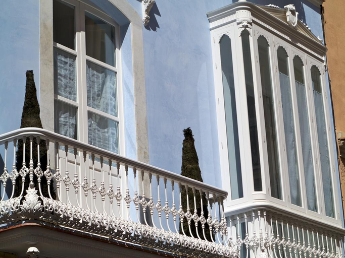 Exterior & Views