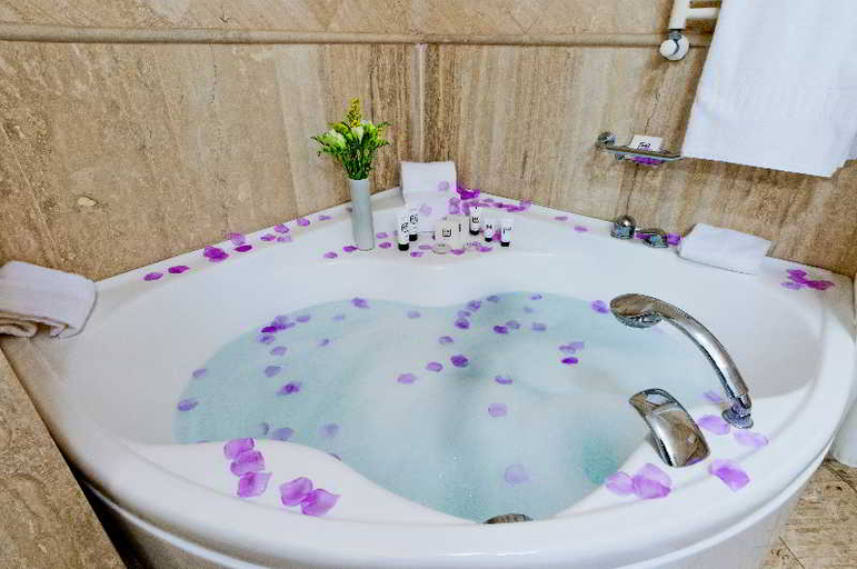 Bathroom 5, Hotel San Giorgio, Rome
