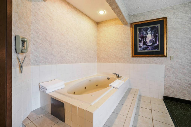 Bathroom 5, Yellowstone River Inn & Suites, Park