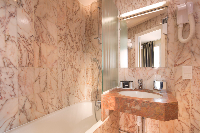 Bathroom 4, Albert 1er, Paris