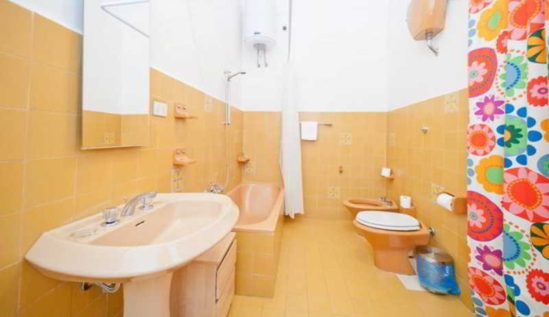 Bathroom, RSH Colosseo Enchanting Apartment, Roma