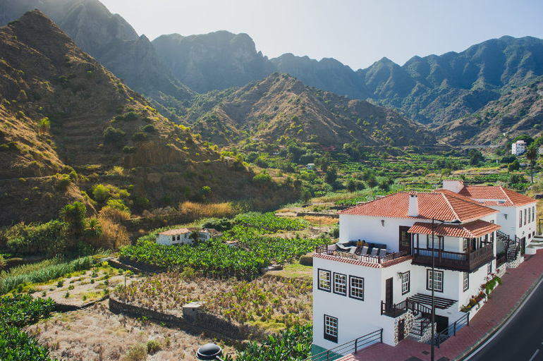 Exterior & Views