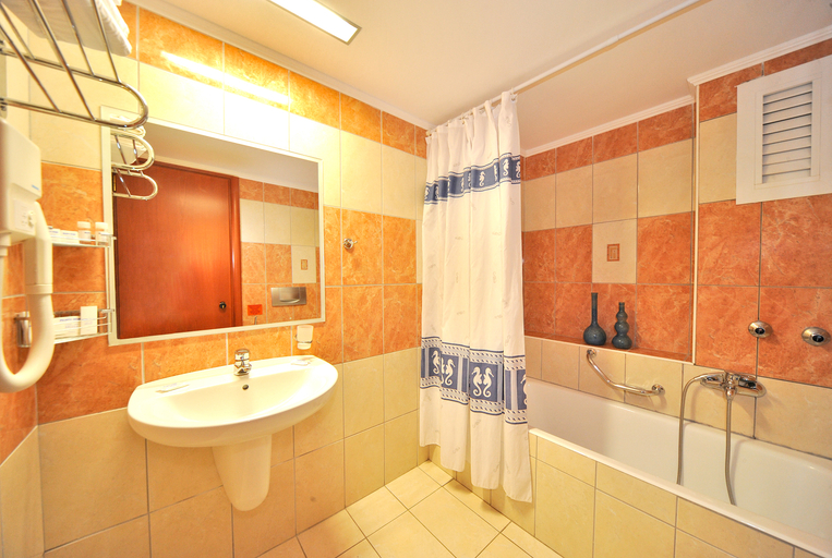 Bathroom 5, Pelopas, South Aegean