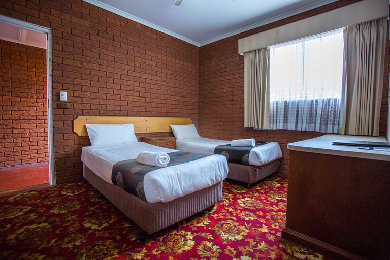 Bedroom 4, Meramie Motor Inn, Albury