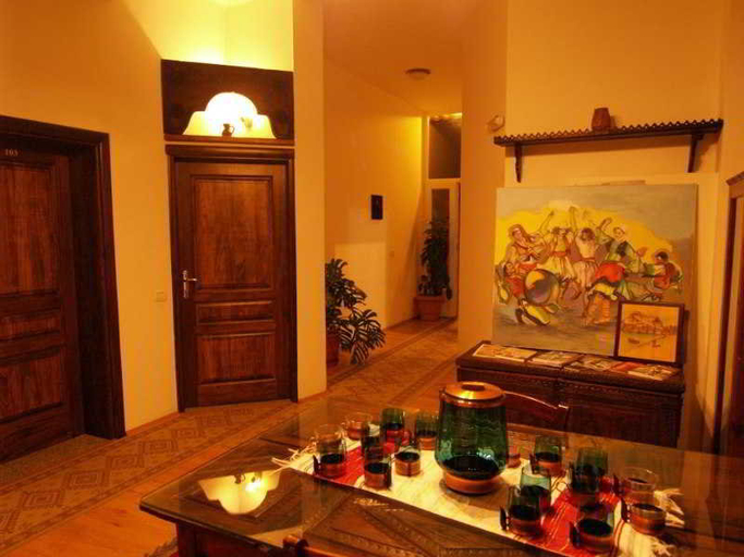 Public Area 2, Tradita Gege & Toske, Shkodrës