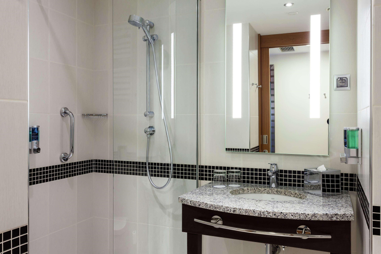 Bathroom 4, Hampton by Hilton Warsaw Airport, Warsaw