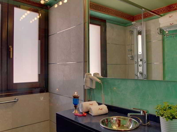 Bathroom 5, ADANAR Muralla Ziri Centro Premium, Granada