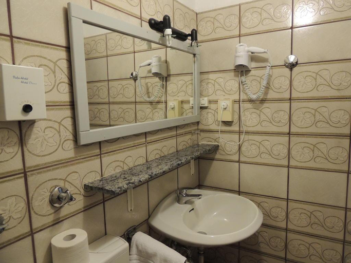 Bathroom 3, Bahn Hotel Dusseldorf, Düsseldorf