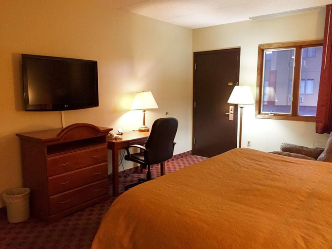Bedroom 2, Badlands Inn & Suites, Stark