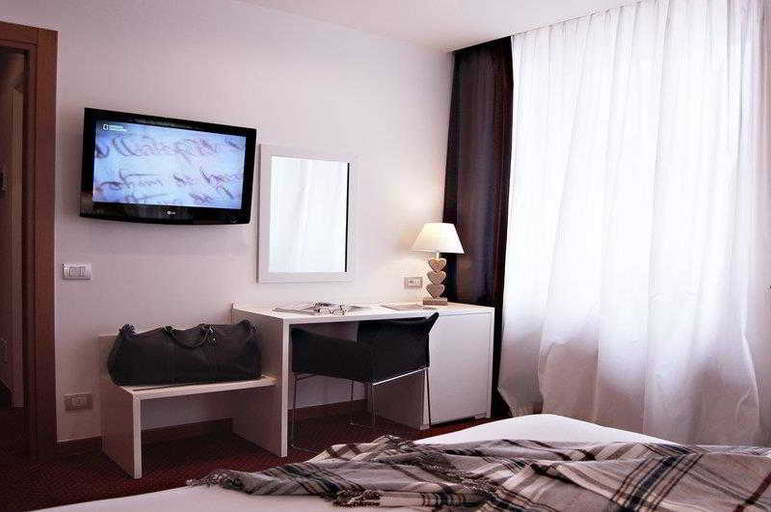 Bedroom 3, Hotel Tremoggia, Sondrio