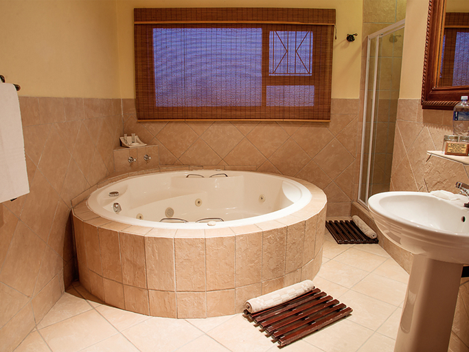 Bathroom 4, Premier Resort Mpongo Private Game Reserve, Buffalo City