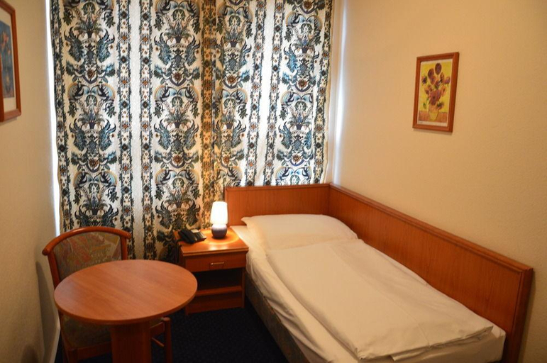 Bedroom 3, Hotel Mercedes Hamburg, Hamburg