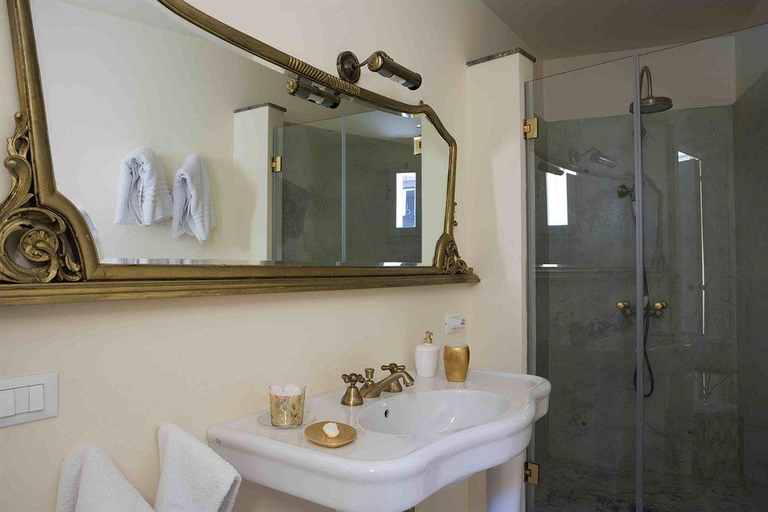 Bathroom 5, Bb22, Palermo