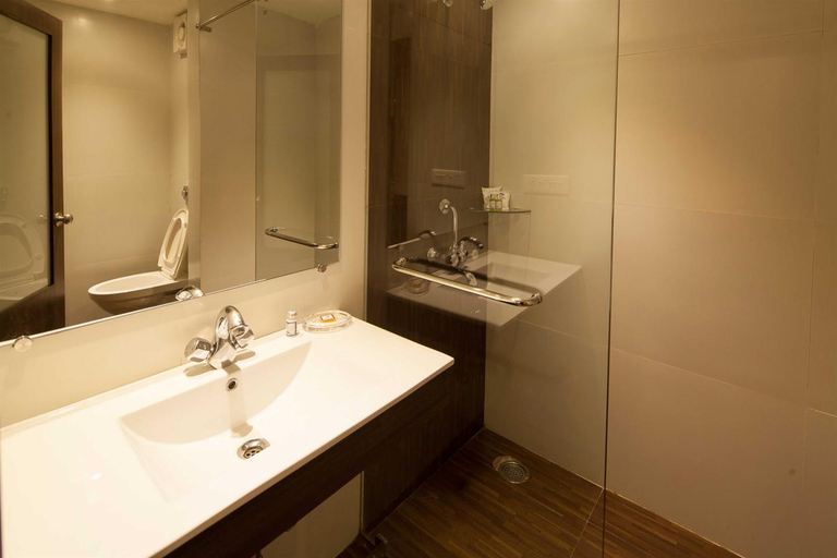 Bathroom 5, Sinclairs Darjeeling, Darjiling