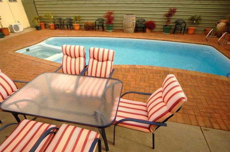 Others, Oasis Motor Inn, Broken Hill