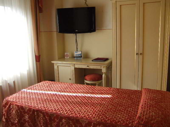 Bedroom 4, Estee, Brescia