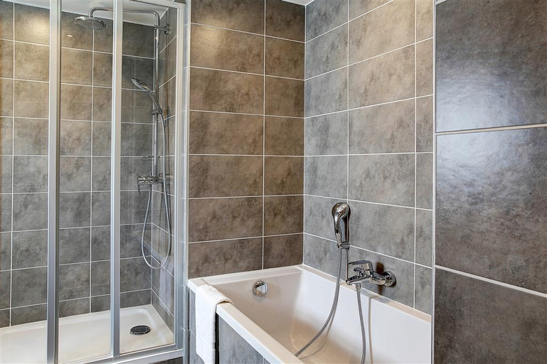 Bathroom 5, Hotel Le Dauphin, Calvados