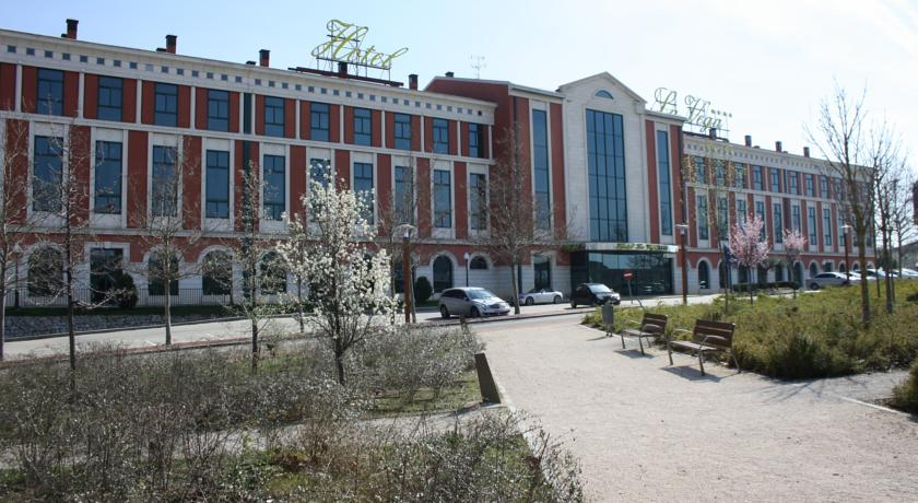 Exterior & Views