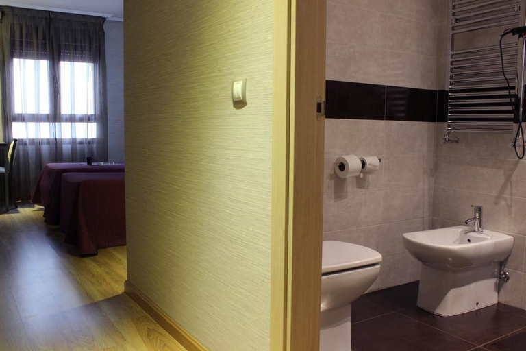 Bedroom 4, 4C Cuatro Caminos, Madrid