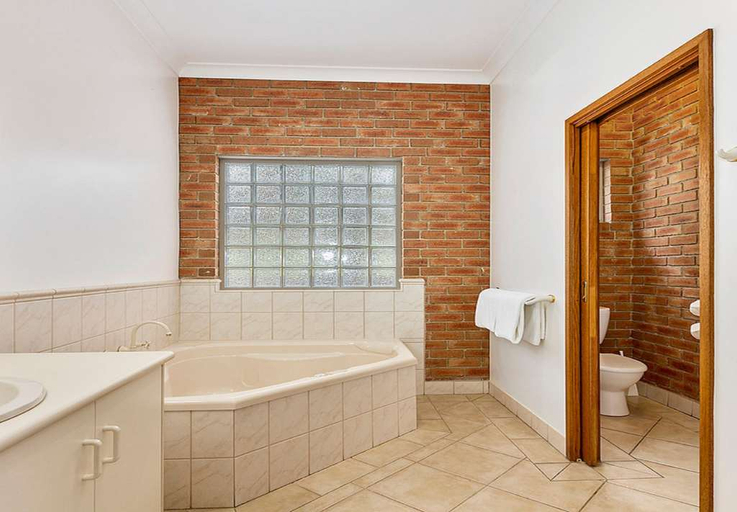Bathroom 5, Coastal Waters Motor Inn, E. Gippsland - Bairnsdale