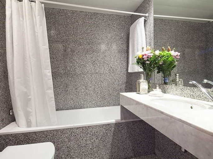 Bathroom 4, Executive Class, Barcelona