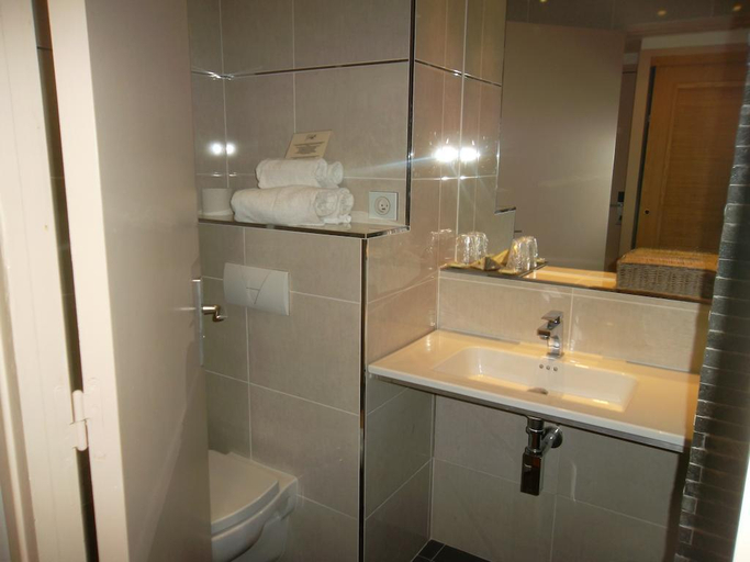 Bathroom, Inter Hotel Le Pre Galoffre, Gard