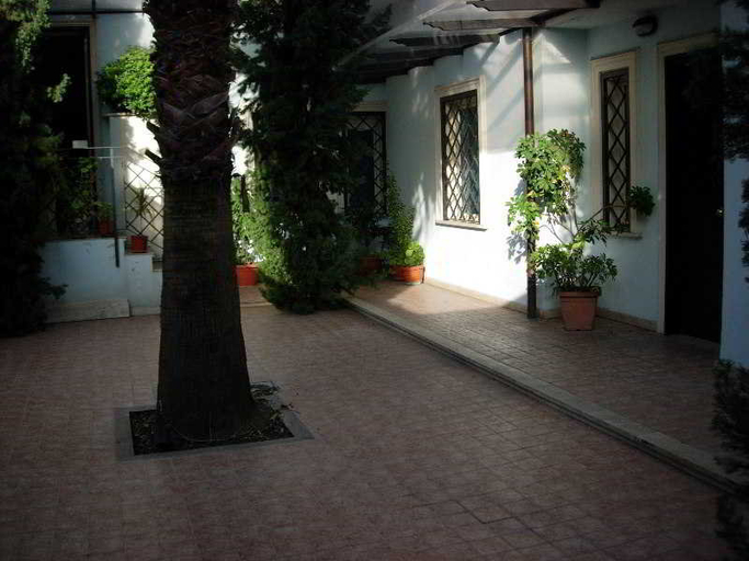 Others, Residence Lodi, Roma