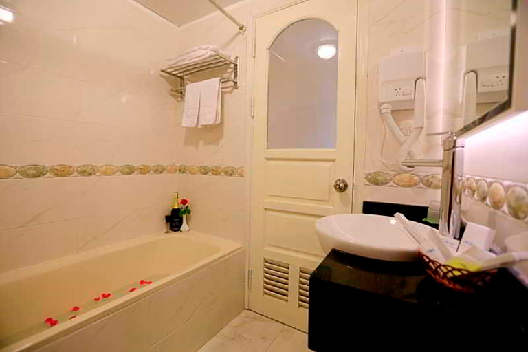 Bathroom 4, Moon View Hotel, Ba Đình