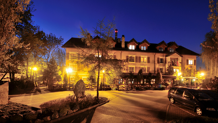 Exterior & Views