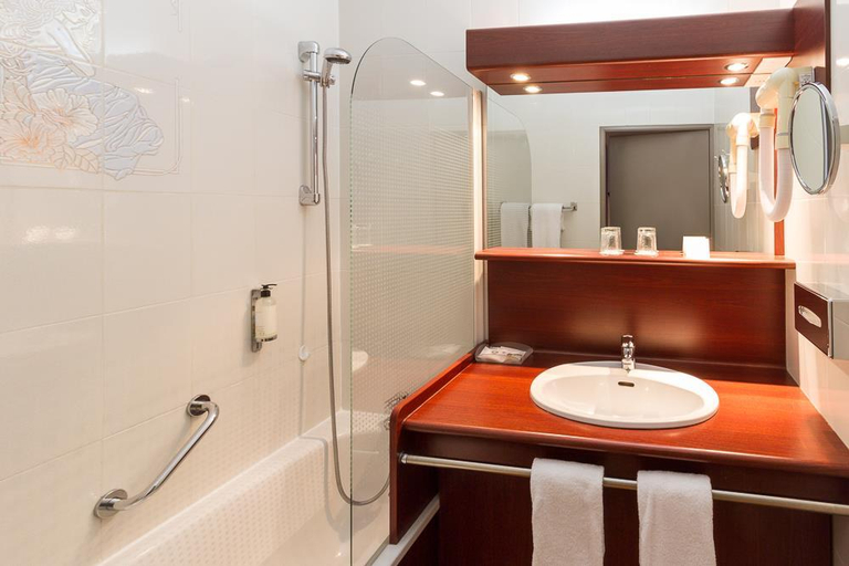 Bathroom 3, Best Western Golf Hotel, Hérault