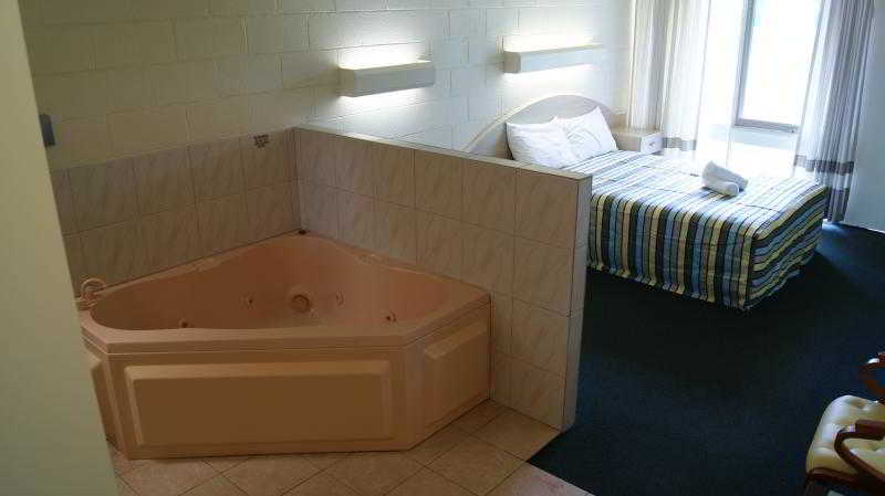 Bathroom, Econo Lodge Absolute Lake Entrance, E. Gippsland - Bairnsdale