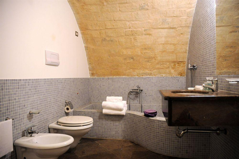 Bathroom 3, Villa Del Lauro, Ragusa