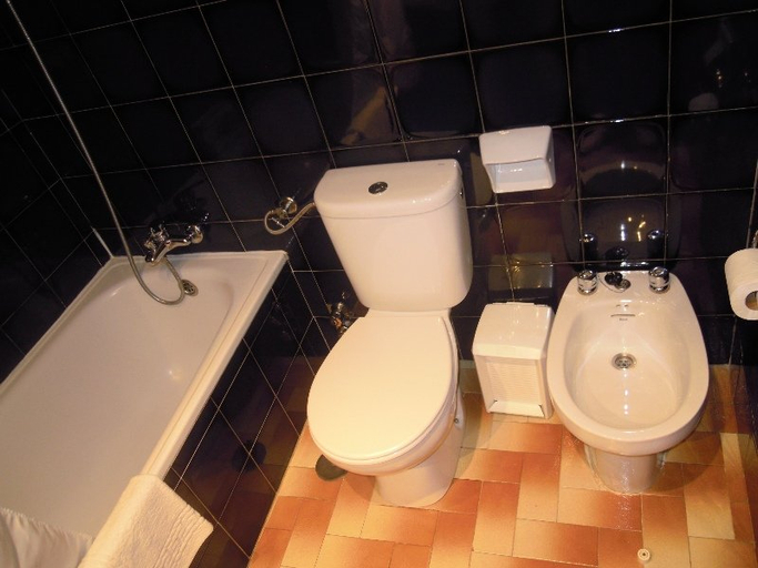 Bathroom 4, Hotel Los Angeles, Badajoz