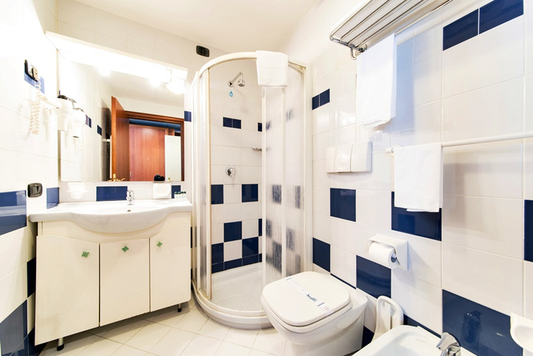 Bathroom 4, Airport Hotel, Bergamo